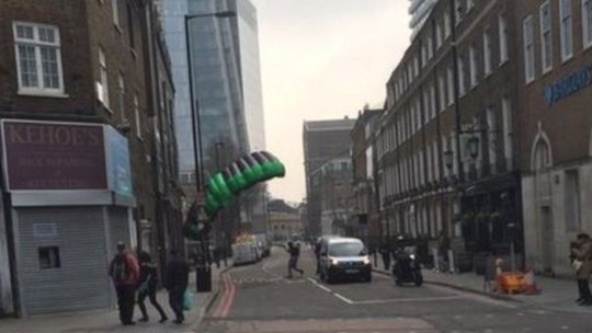 VIDEO: Un bărbat a sărit cu paraşuta de pe clădirea londoneză The Shard