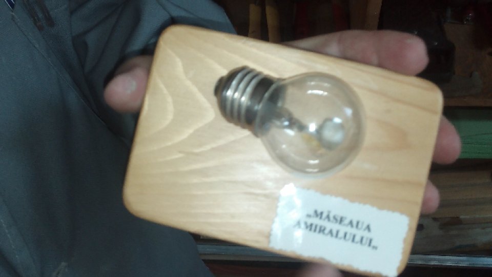 FOTO: Introduce dinţi în becuri