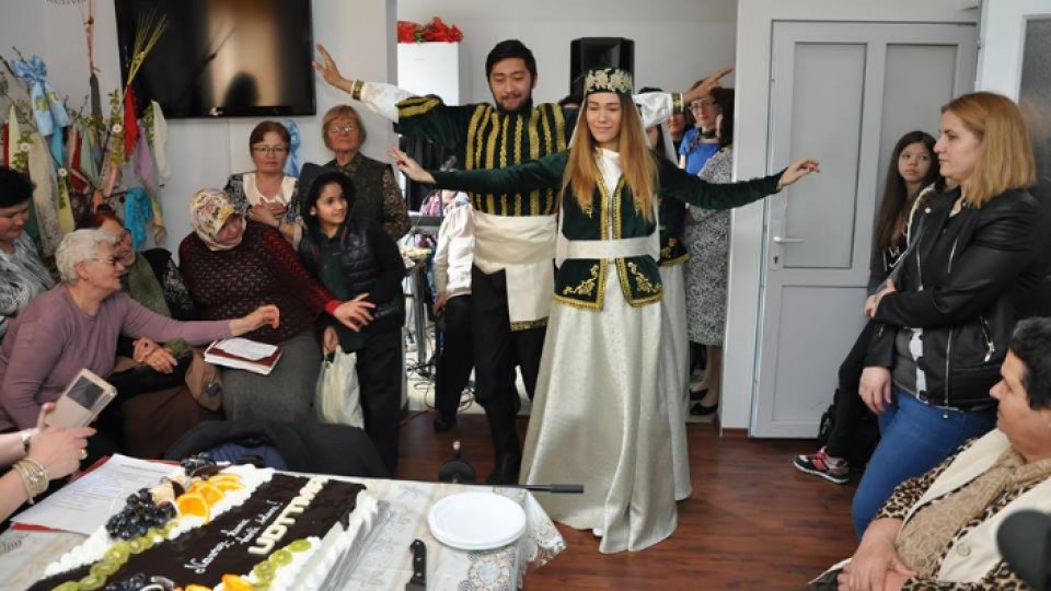 FOTO: Tătarii din Dobrogea l-au omagiat pe poetul Yașar Memedemin