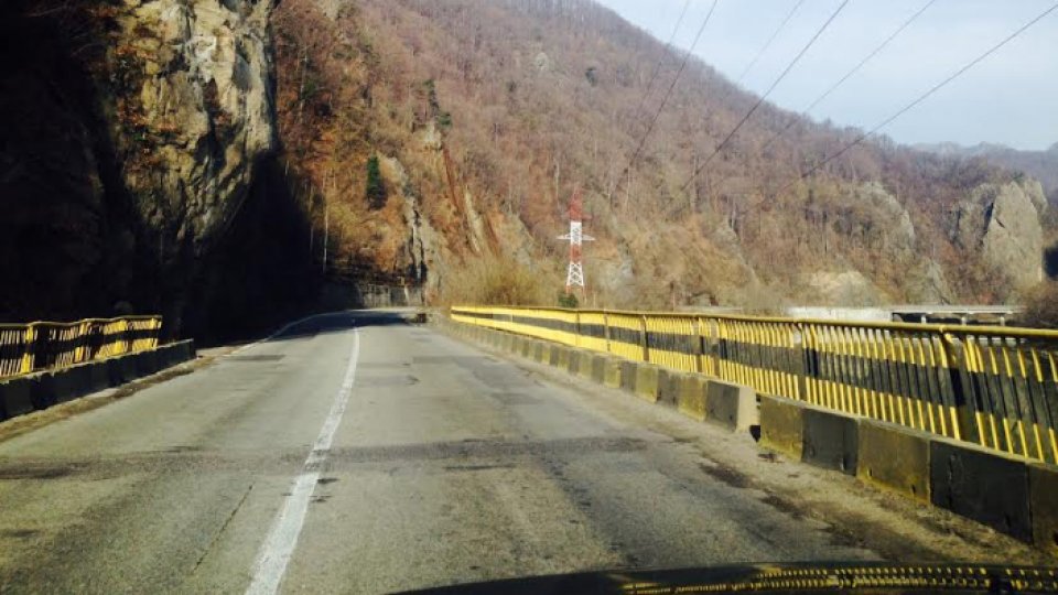 Restricții de circulație la viaductul Cârligul Mic pe DN 7 Valea Oltului