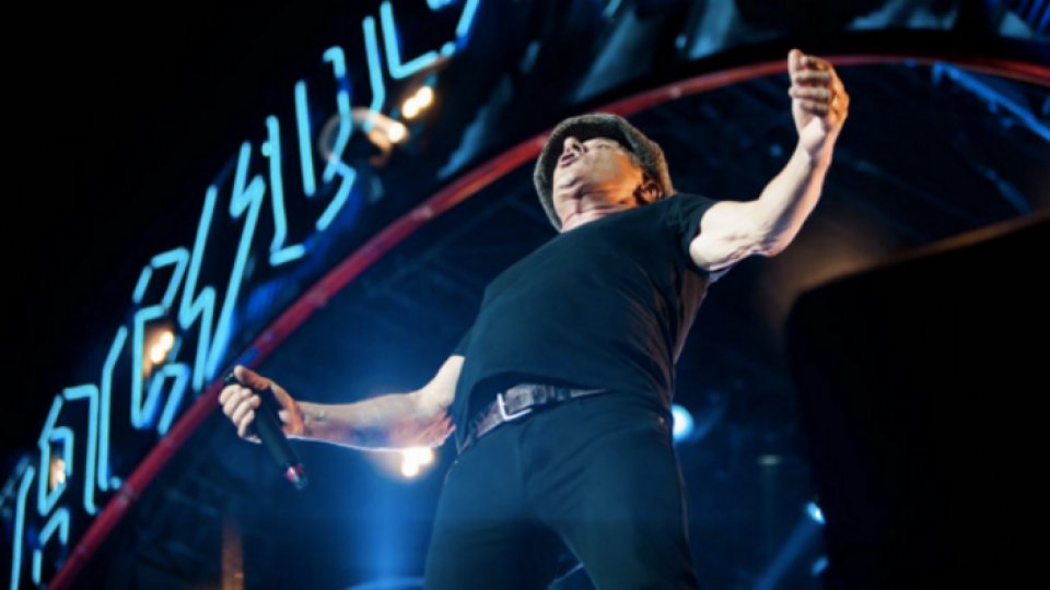 Solistul trupei AC/DC, la un pas să rămână surd