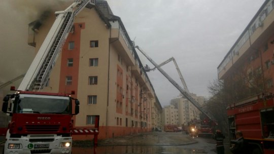 "Peste 100 de pompieri" s-au luptat cu incendiul din București