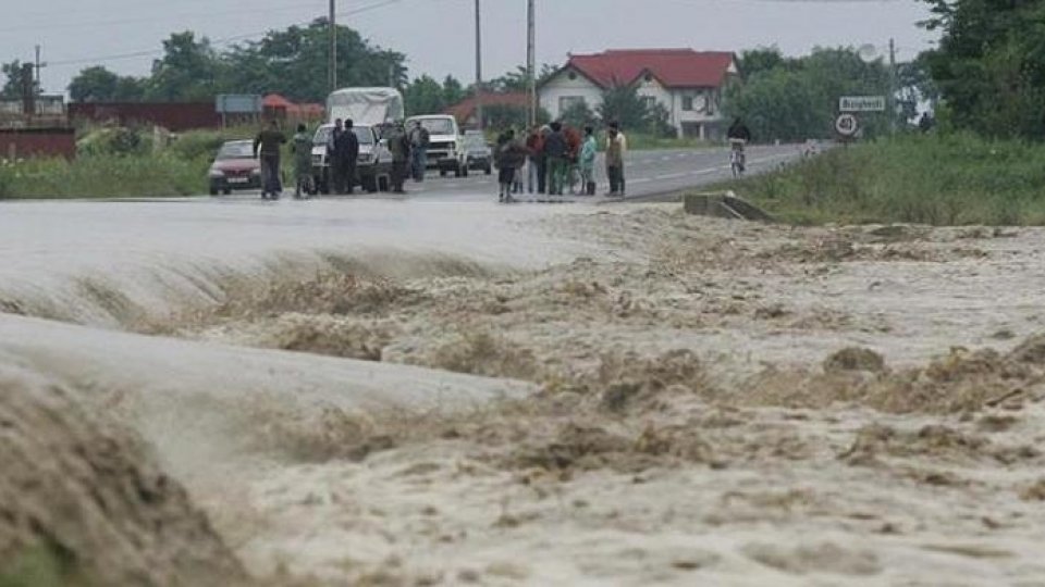 Inundaţii în ţară după ploile torenţiale de sâmbătă