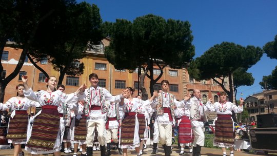 Mândria de a dansa românește nu are limită de vârste sau de naționalitate