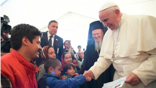 Papa Francisc a plecat din insula Lesbos însoțit de 12 refugiaţi