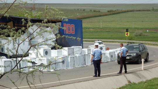 FOTO: TIR plin cu mașini de spălat, răsturnat pe șosea