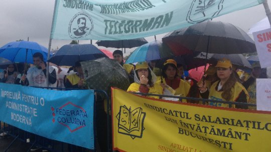 Sindicaliştii Federaţiei Sanitas pichetează Palatul Parlamentului