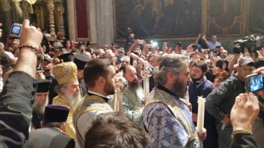Lumina Sfântă de la Ierusalim, adusă în ţară de o delegaţie a Patriarhiei