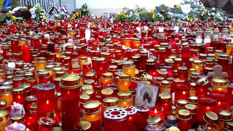 Flori și lumânări, în Sâmbăta Mare, la locul tragediei de la "Colectiv"