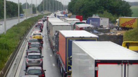 Grupuri de migranţi au blocat un drum naţional în Grecia