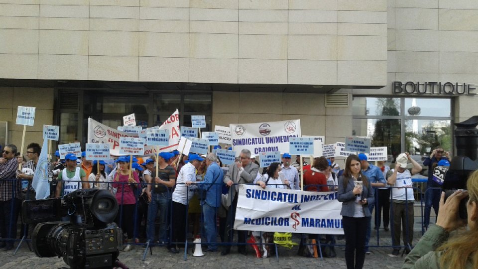 FOTO: Protest al medicilor în faţa Ministerului Sănătăţii