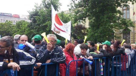 Sindicaliștii RADET protestează la Guvern