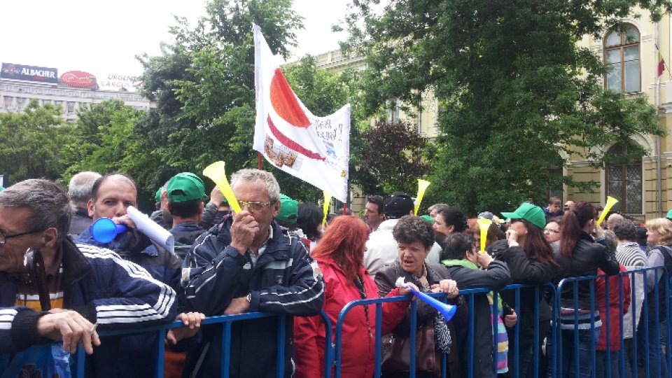 Sindicaliștii RADET protestează la Guvern