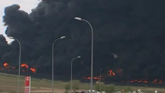 Stingerea incendiului la depozitul de anvelope din Spania va mai dura
