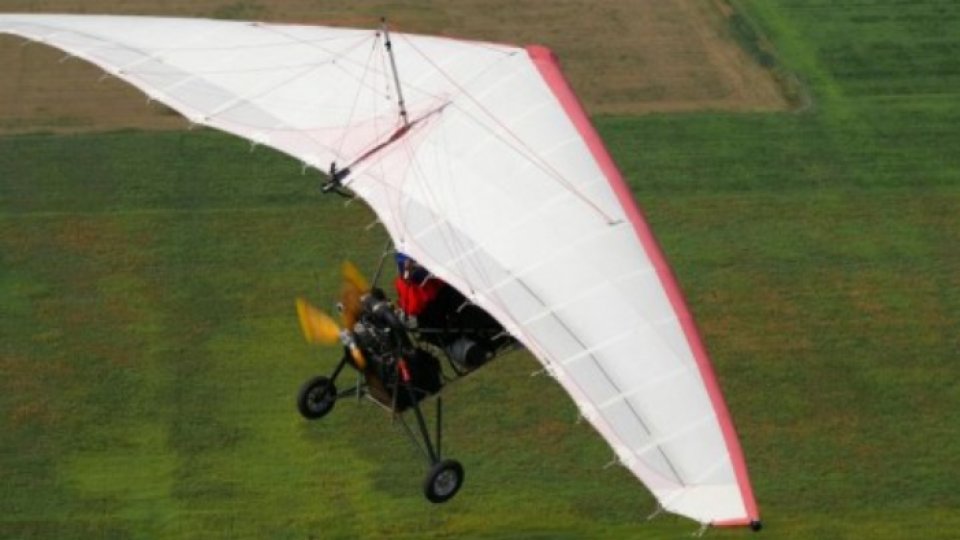 Pilotul unui deltaplan prăbușit pe aerodromul Vădeni, în stare gravă