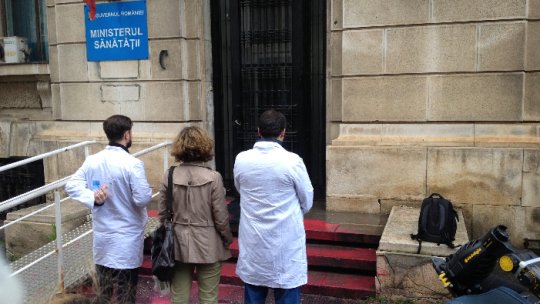 Protest cu vopsea roșie la Ministerul Sănătății