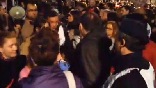 Scandalul dezinfectanților. Sute de oameni protestează în București