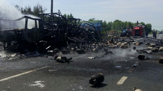 Un TIR încărcat cu butelii a luat foc pe șosea, în zona Mihăilești (Buzău)