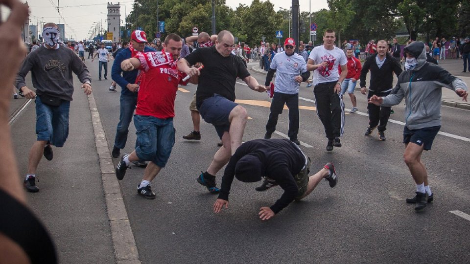 Euro 2016: Peste 100 din huliganii ruşi arestaţi la Marsilia "au evadat"