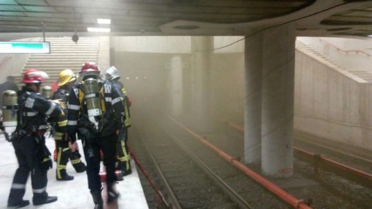 FOTO: Fum la metrou, în tunelul dintre Aviatorilor şi Victoriei