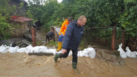 Autobuz prins de viitură lângă Deva