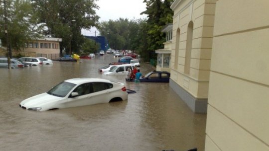 Centrul oraşului Tulcea, inundat după o ploaie torenţială
