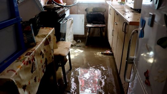 Sute de apartamente, case si gospodarii au fost inundate in Valea Jiului