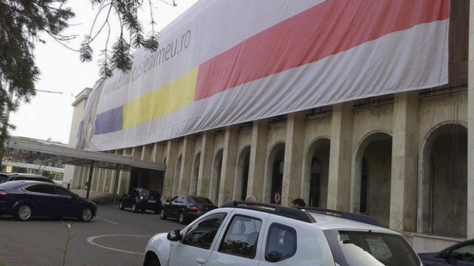 Banner de promovare pe sediul Guvernului