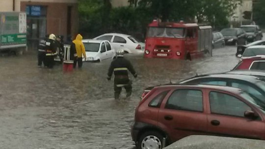 Mai multe străzi şi parcări au fost inundate în Râmnicu Vâlcea
