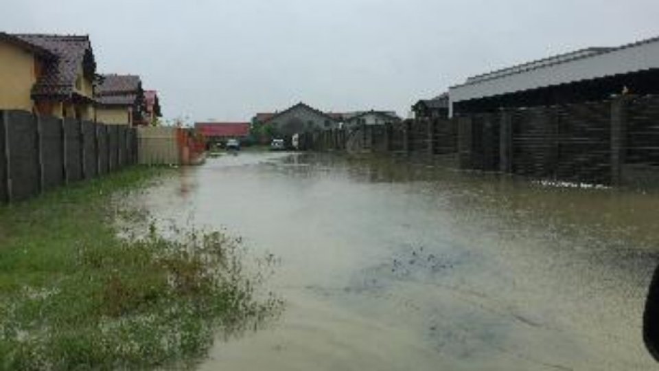 Zeci de persoane din Timiș, evacuate din calea viiturilor