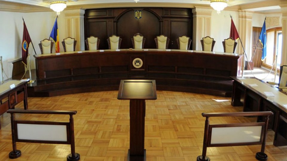 Parlamentarii cer opinia Curţii Constituţionale