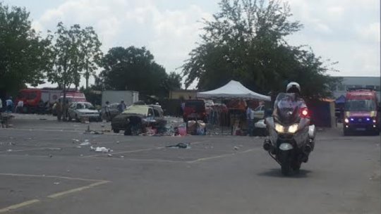 FOTO: Explozie urmata de un incendiu, la un târg de vechituri din Bucureşti