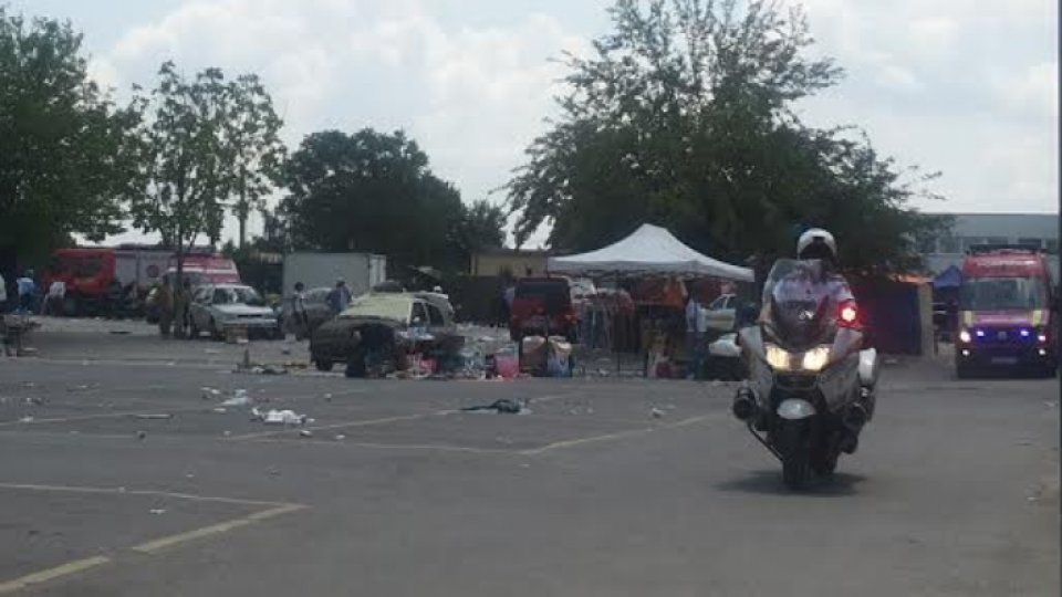 FOTO: Explozie urmata de un incendiu, la un târg de vechituri din Bucureşti