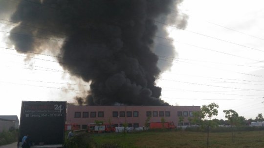 Incendiul de la fabrica din Jilava nu a fost încă lichidat