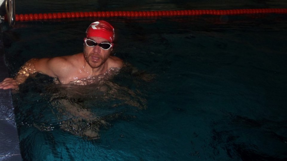 VIDEO: Avram Iancu înoată 12 ore pentru "bunicii Văii Jiului"