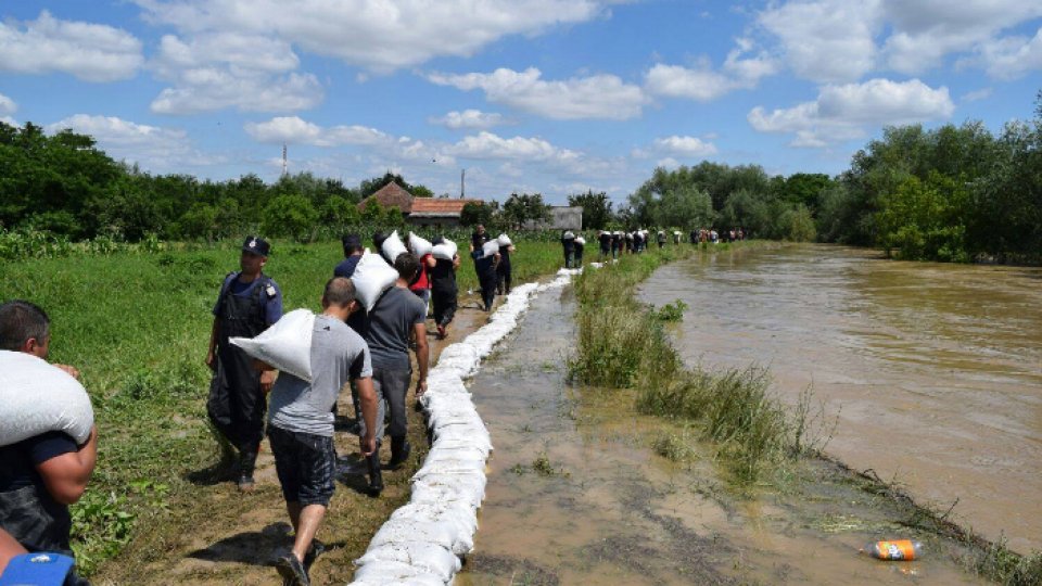 Timiș: Codul roșu de inundații se menține pe râul Bârzava până azi la prânz