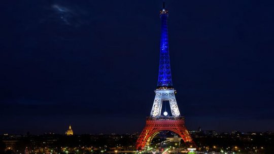 Turnul Eiffel va fi iluminat în culorile Franţei în următoarele trei zile