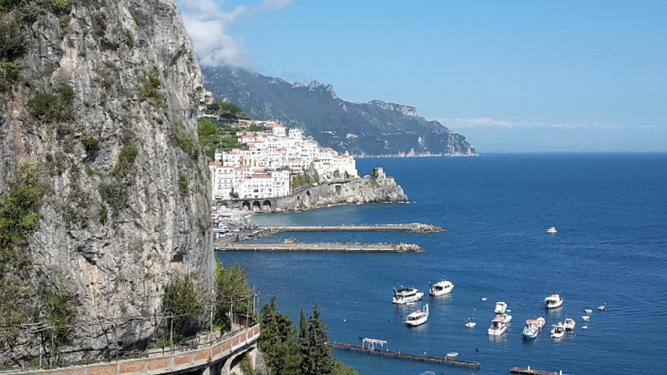 Turiști la cules de lămâi pe Coasta Amalfitană