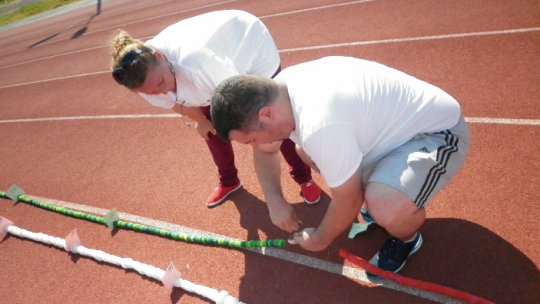 FOTO: "Cel mai lung lanţ de capace de PET din lume" a fost realizat la Arad