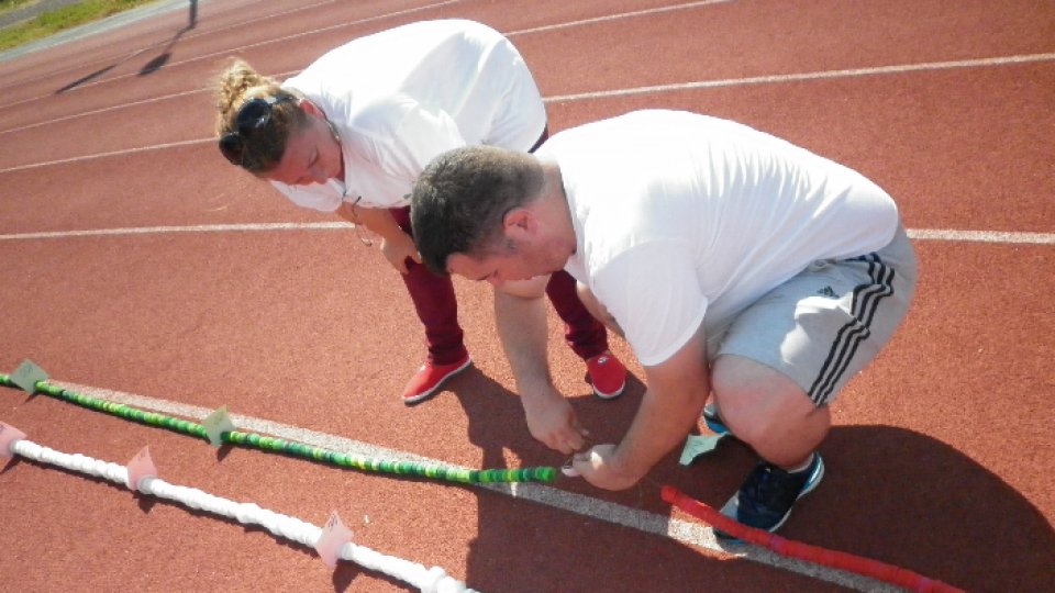 FOTO: "Cel mai lung lanţ de capace de PET din lume" a fost realizat la Arad