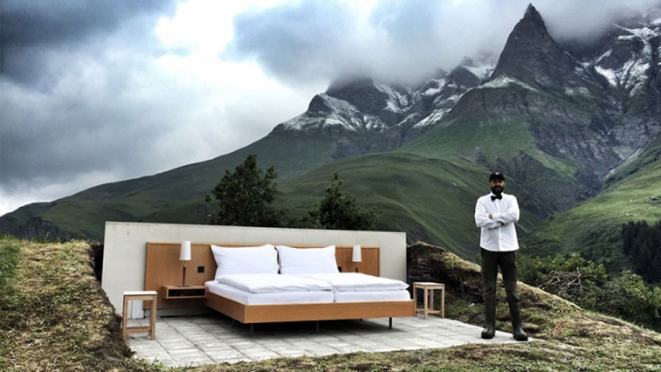 Camera de hotel fără pereţi sau tavan