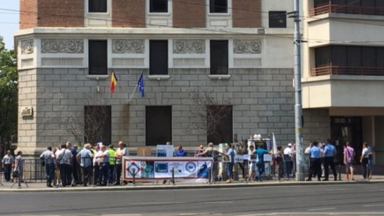 Angajații RATB, protest în fața instituției