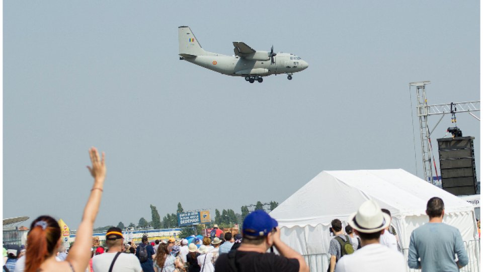 FOTO: Peste 250 de piloţi şi paraşutişti fac astăzi demonstraţii de elită