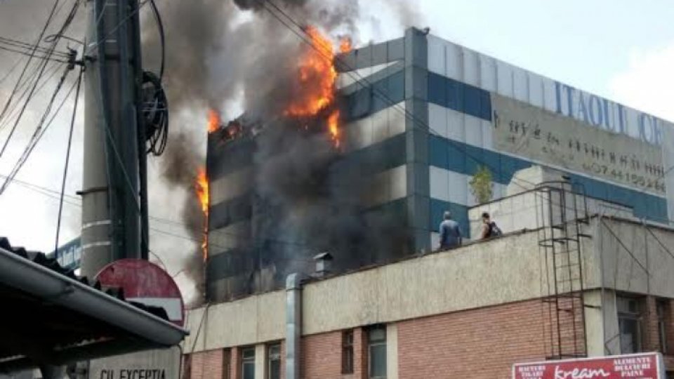 Incendiu la un centru comercial din zona Pieţei Crângaşi