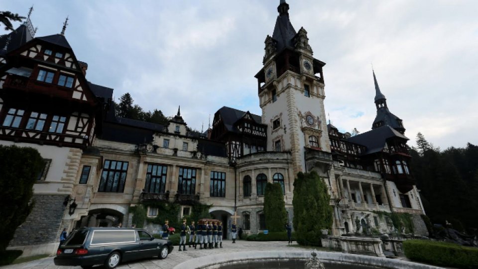 Oficiali români și străini îi aduc un ultim omagiu Reginei Ana