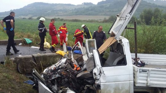 FOTO: Doi morţi şi un rănit grav în urma unui accident pe DN 17 la Podirei
