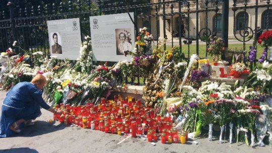 FOTO: Românii îi aduc un ultim omagiu Reginei Ana la Palatul Regal