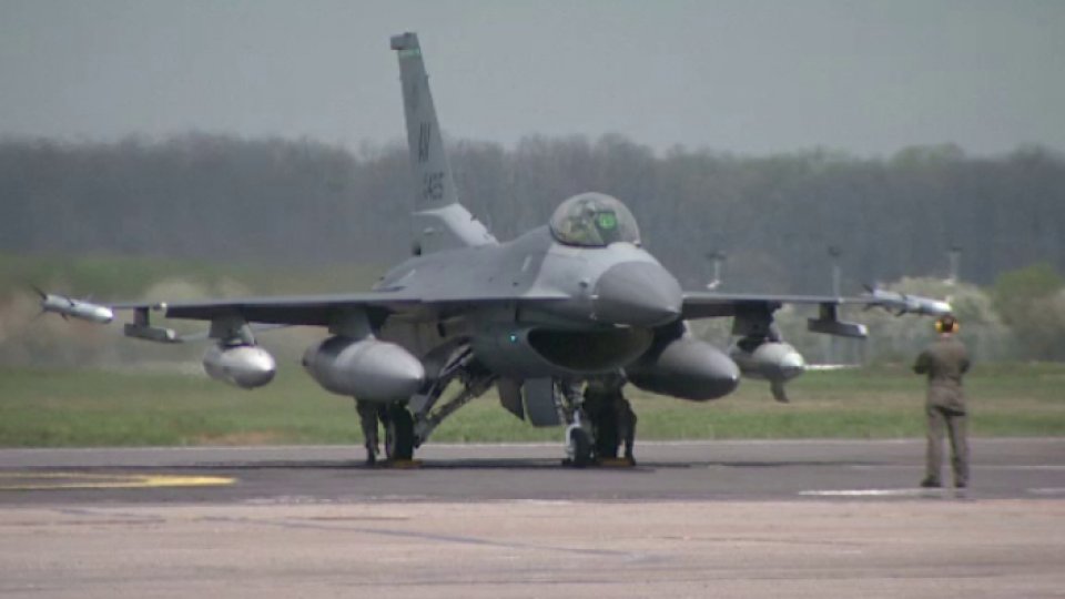 Primele şase avioane F-16 "ajung în România la sfârşitul lunii viitoare"