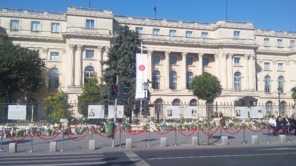 Cortegiul funerar al Reginei Ana se îndreaptă spre Curtea de Argeș