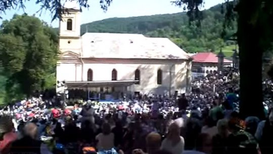 Zeci de mii de credincioşi s-au adunat la Mănăstirea Nicula